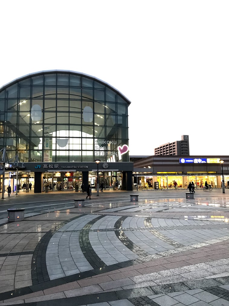 高松駅前の広場