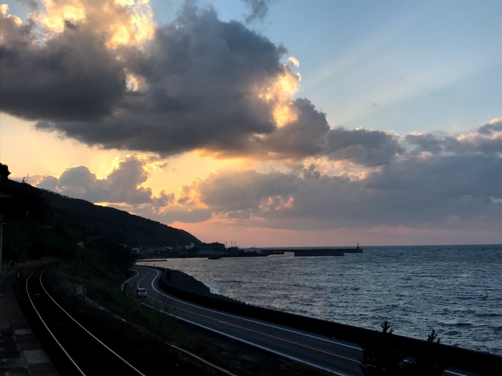 夕暮れの下灘駅