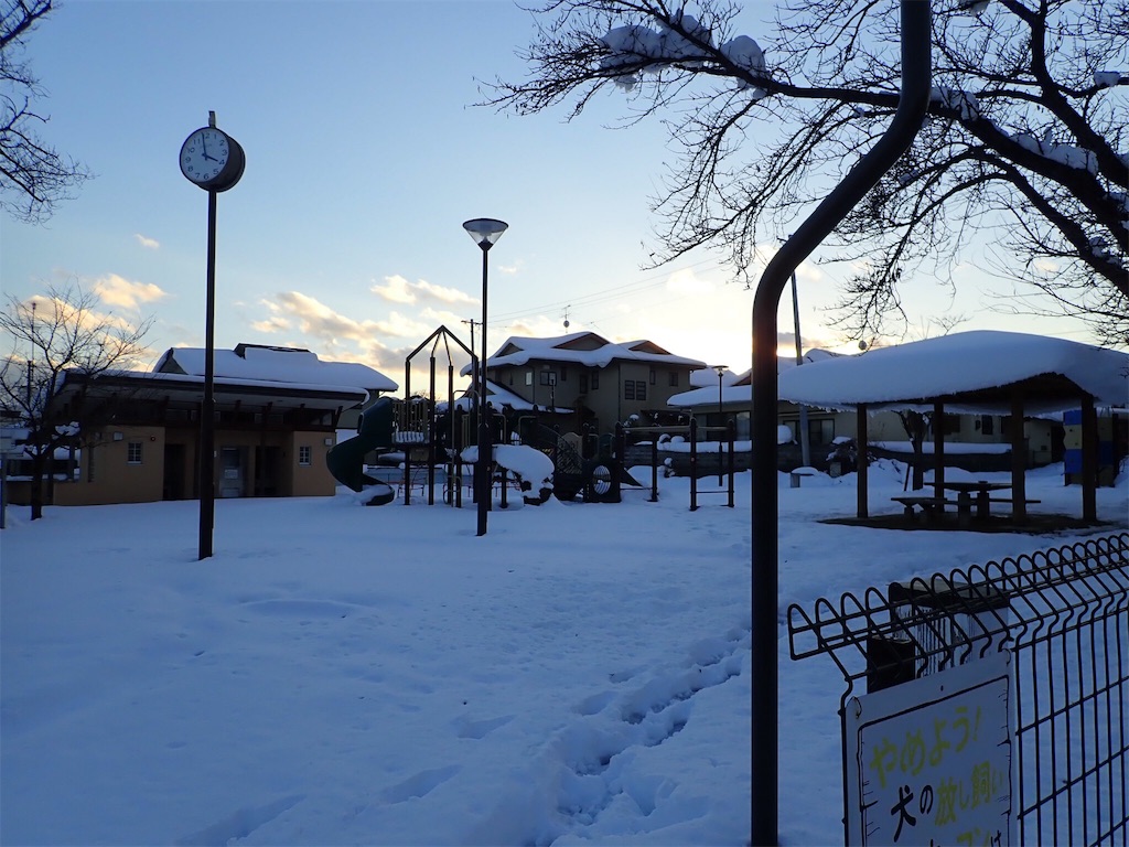 雪が積もる飯坂温泉の公園