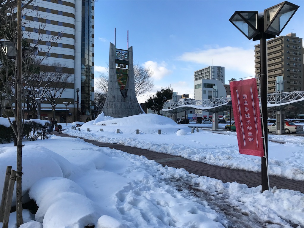 雪が残る福島駅のロータリー
