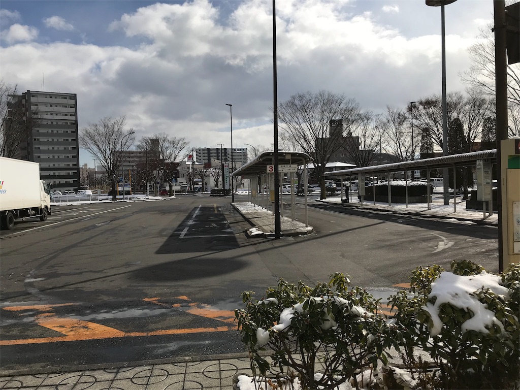 雪が残る新白河駅のロータリー