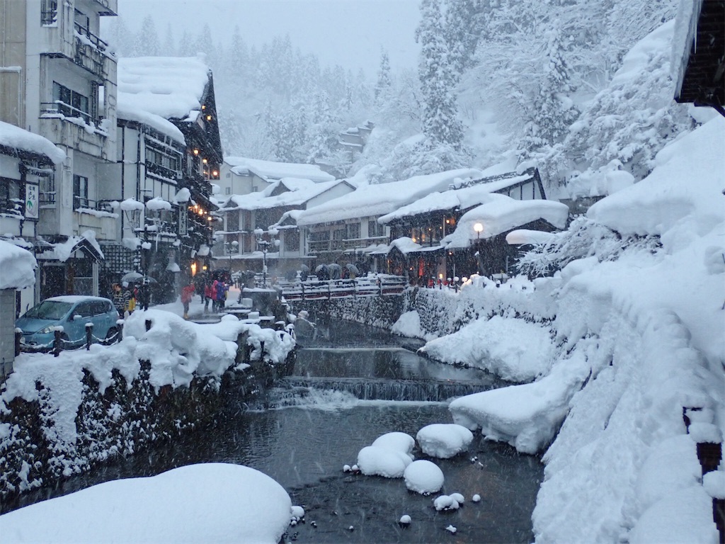 入り口付近から見る銀山温泉