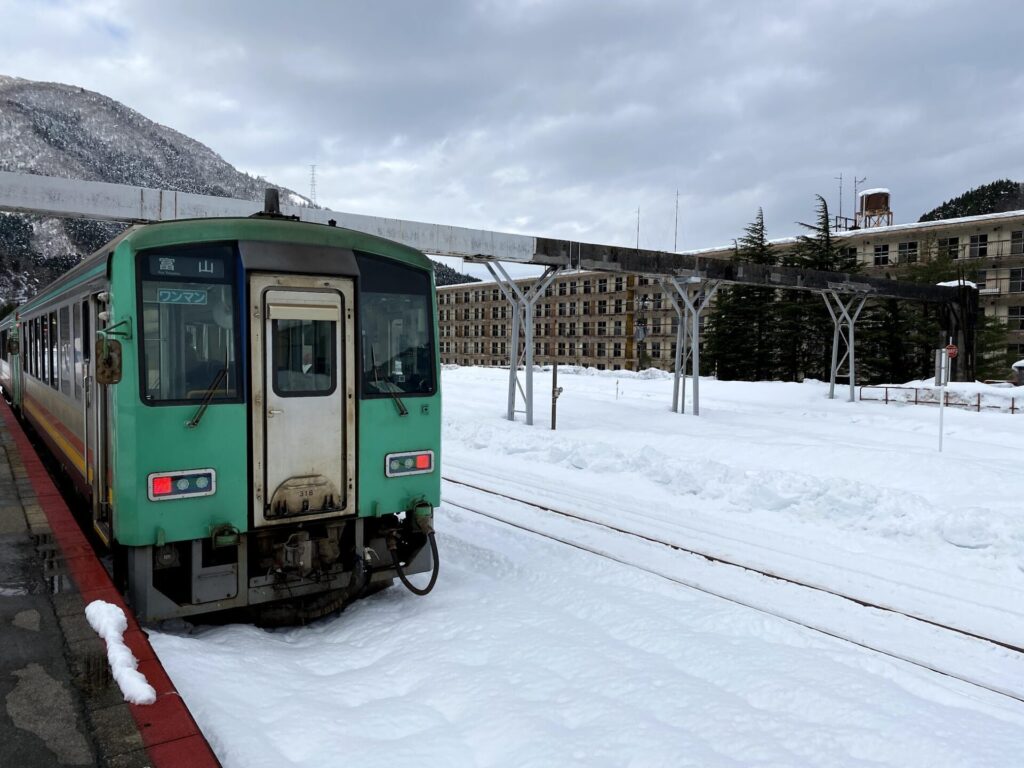 雪の猪谷駅と高山本線