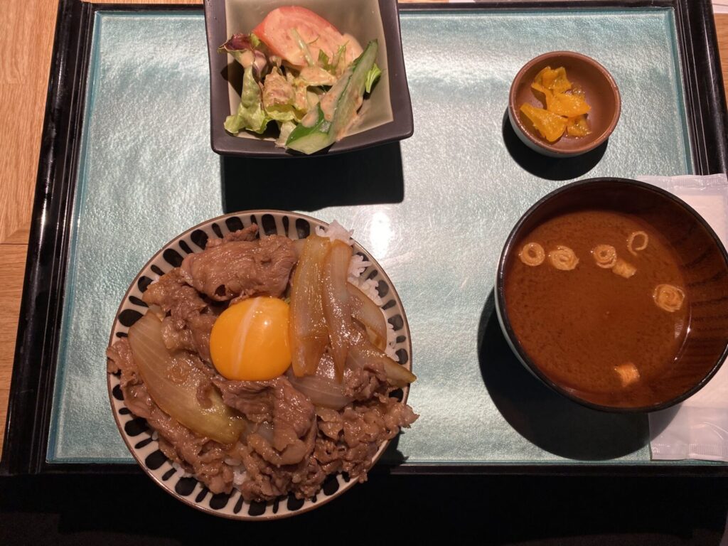 飛騨牛すき焼きユッケ丼