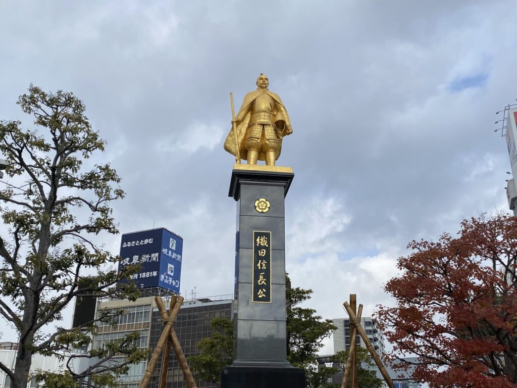 黄金の信長像