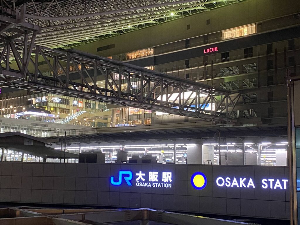 大阪駅　夜