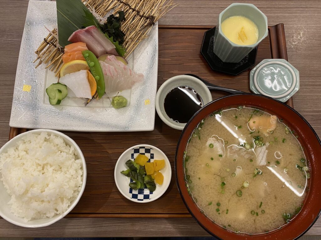 高松ぽかぽか温泉　旬の刺身とあら汁定食