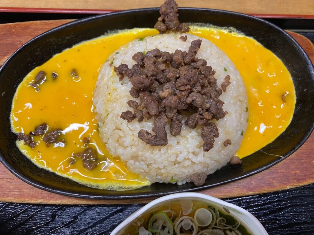 溶き玉子と牛そぼろの鉄板チャーハン